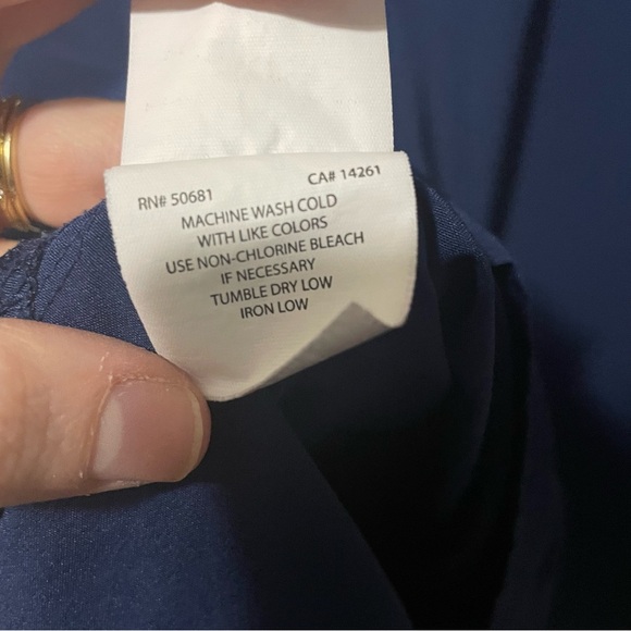 BARCO ONE AMPLIFY 3-POCKET V-NECK SCRUB TOP NAVY SIZE LARGE - Picture 6 of 6